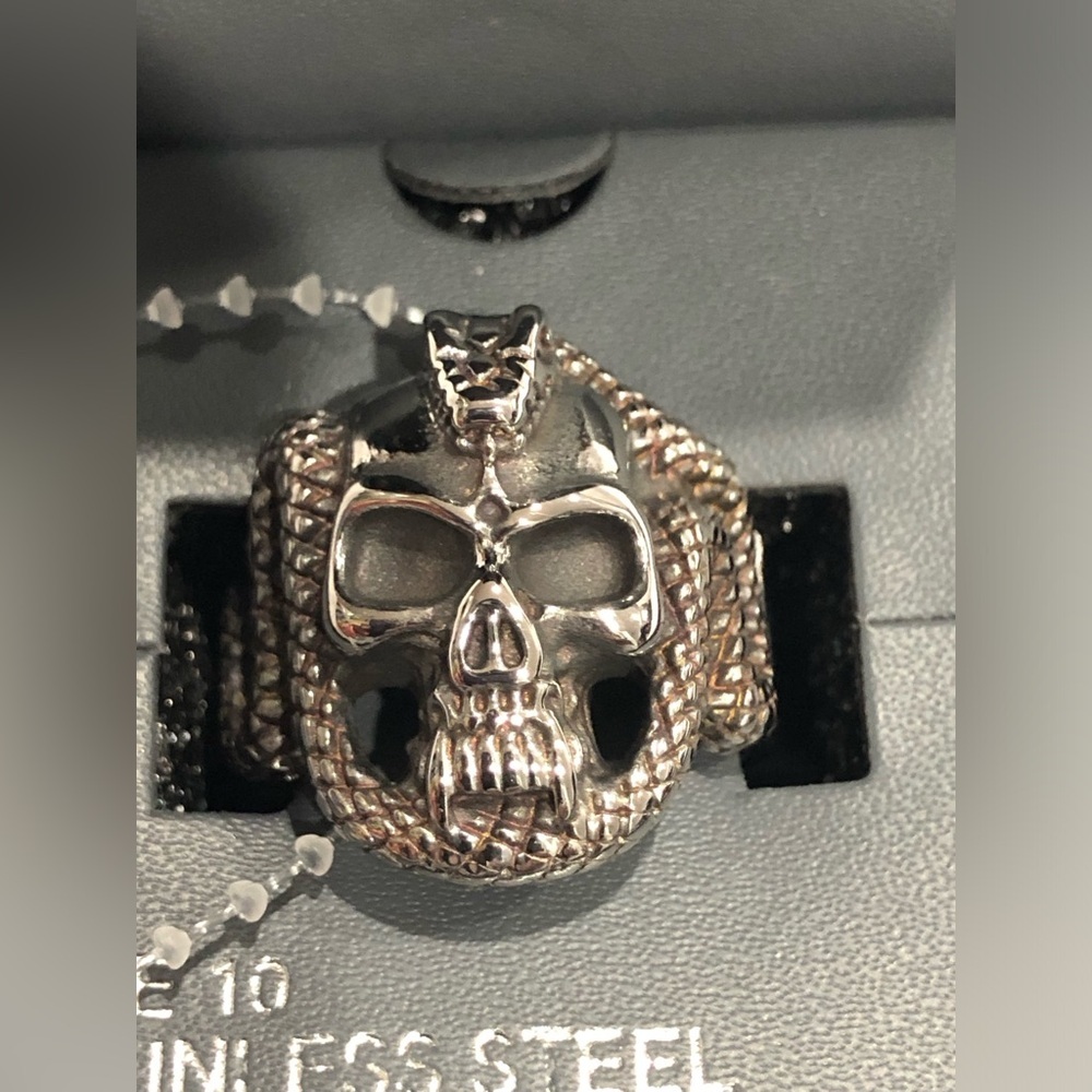 Ed Hardy Men’s stainless steel skull gothic ring size 10 in Ed Hardy hard case